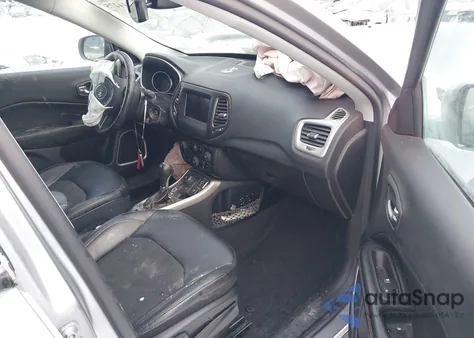 2019 Jeep Compass Latitude 4X4 z USA, uszkodzony, nr VIN 3C4NJDBBXKT641204